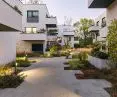 solidna architektura małych budżetów”, czyli żartobliwie „architektura z mchu i paproci”; na zdjęciu zespół budynków mieszkalnych Trójpole w Poznaniu