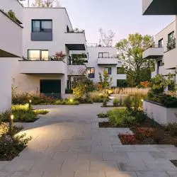 solidna architektura małych budżetów”, czyli żartobliwie „architektura z mchu i paproci”; na zdjęciu zespół budynków mieszkalnych Trójpole w Poznaniu