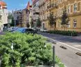 „odbrukowane” i zazielenione fragmenty ulicy Małeckiego; zmiany bardzo korzystnie wpłynęły na dzielnicę Łazarz; przeprowadzono je łącznie z wprowadzeniem strefy ograniczonego postoju i nowej organizacji ruchu kołowego oraz parkowania