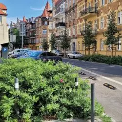 „odbrukowane” i zazielenione fragmenty ulicy Małeckiego; zmiany bardzo korzystnie wpłynęły na dzielnicę Łazarz; przeprowadzono je łącznie z wprowadzeniem strefy ograniczonego postoju i nowej organizacji ruchu kołowego oraz parkowania