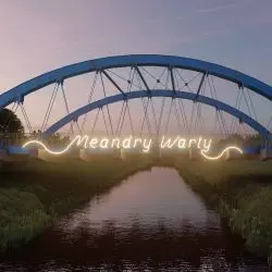 Widok na neon „Meandry Warty” na moście Światowego Dnia Roweru