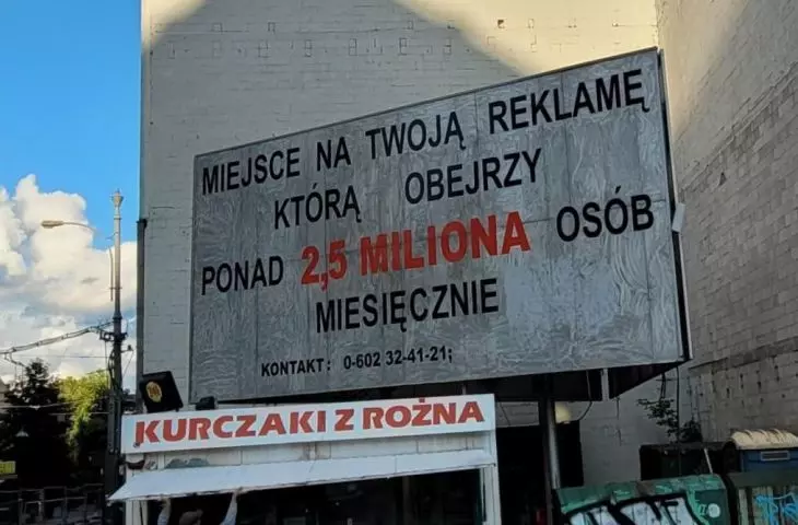 Nośnik reklamowy i pawilony stojące bez zezwoleń przy pl. Wiosny Ludów w Poznaniu
