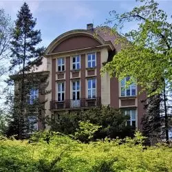 Willa przy ul. Wieniawskiego 3 w Poznaniu, przyszła siedziba historyków sztuki z UAM; widok z parku Mickiewicza