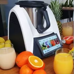 Wybrane urządzenia marki COBBO Robotics (od lewej): robot odkurzająco-mopujący ze stacją opróżniającą PRO 27 UV, wielofunkcyjny robot kuchenny COBBO 7, robot do mycia okien COBBO i5