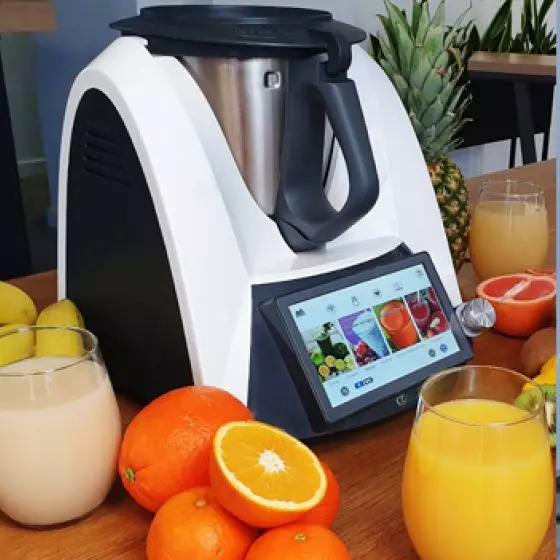 Wybrane urządzenia marki COBBO Robotics (od lewej): robot odkurzająco-mopujący ze stacją opróżniającą PRO 27 UV, wielofunkcyjny robot kuchenny COBBO 7, robot do mycia okien COBBO i5