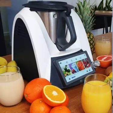 Wybrane urządzenia marki COBBO Robotics (od lewej): robot odkurzająco-mopujący ze stacją opróżniającą PRO 27 UV, wielofunkcyjny robot kuchenny COBBO 7, robot do mycia okien COBBO i5
