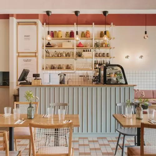 Bistro w pawilonie z czasów PRL-u. W Nie/Mięsnym każdy znajdzie coś dla siebie