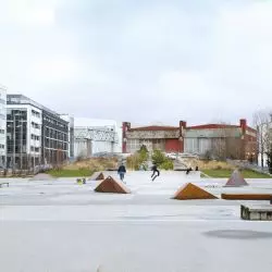 przestrzeń publiczna w Västra Hamnen ma za zadanie integrować mieszkańców; plac miejski został połączony ze skwerem i skateparkiem; w tle widoczne relikty świadczące o industrialnej przeszłości miejsca