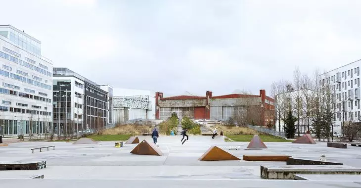 przestrzeń publiczna w Västra Hamnen ma za zadanie integrować mieszkańców; plac miejski został połączony ze skwerem i skateparkiem; w tle widoczne relikty świadczące o industrialnej przeszłości miejsca