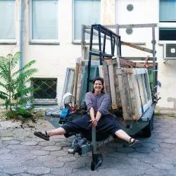 Zofia Jaworowska i przyczepa, którą zebrano szyby z całej Polski