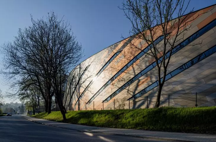 A modern sports hall in Marcinkowice. The facade refers to the colors of the beech leaf