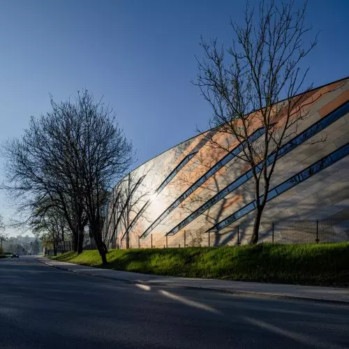Nowoczesna hala sportowa w Marcinkowicach. Elewacja nawiązuje do kolorów bukowego liścia