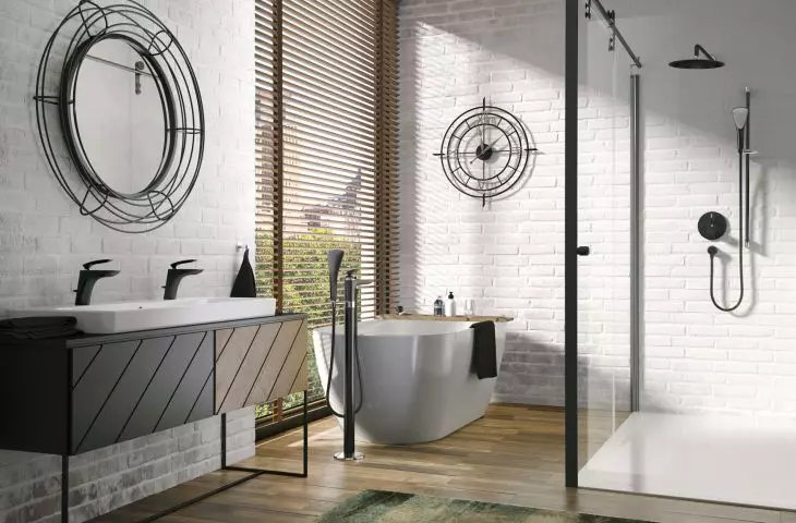 Biała łazienka z drewnem, czyli przytulne wnętrze w nowoczesnym wydaniu