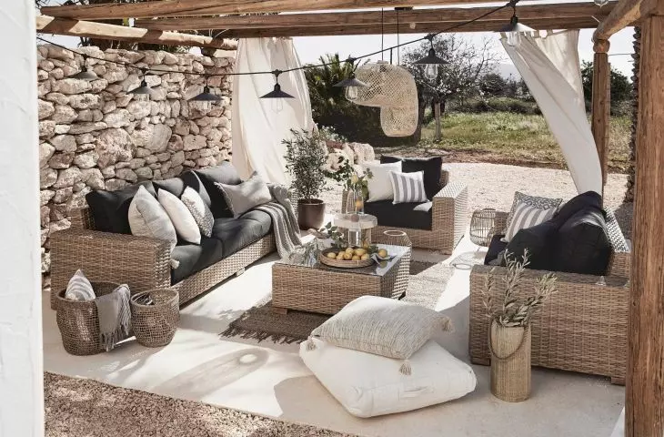 Outdoor living room. How to arrange a balcony or terrace to get an extra room?