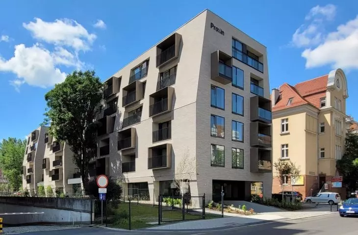 Dobry łącznik starego z nowym w Poznaniu. Przestrzeń wokół – do korekty