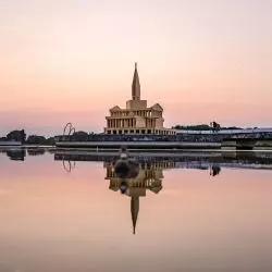 warsztaty Mood for Wood 2023 na Malcie w Poznaniu; obiekt „Man-Made Bench” grupy prowadzonej przez Iwa Borkowicza z pracowni JEJU Studio i Jacka Kolasińskiego z biura HIROKO