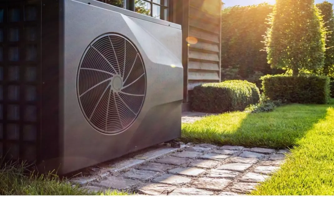 Ecological heat source - heat pump with free-standing heat exchanger at the exterior facade uses ambient heat energy to heat and cool the house. Efficient, economical and its installation does not require extensive remodeling.