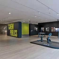 widok ekspozycji „Architecture Now: New York, New Publics” prezentowanej w nowojorskim Museum of Modern Art w dniach 19 lutego–29 lipca 2023 roku