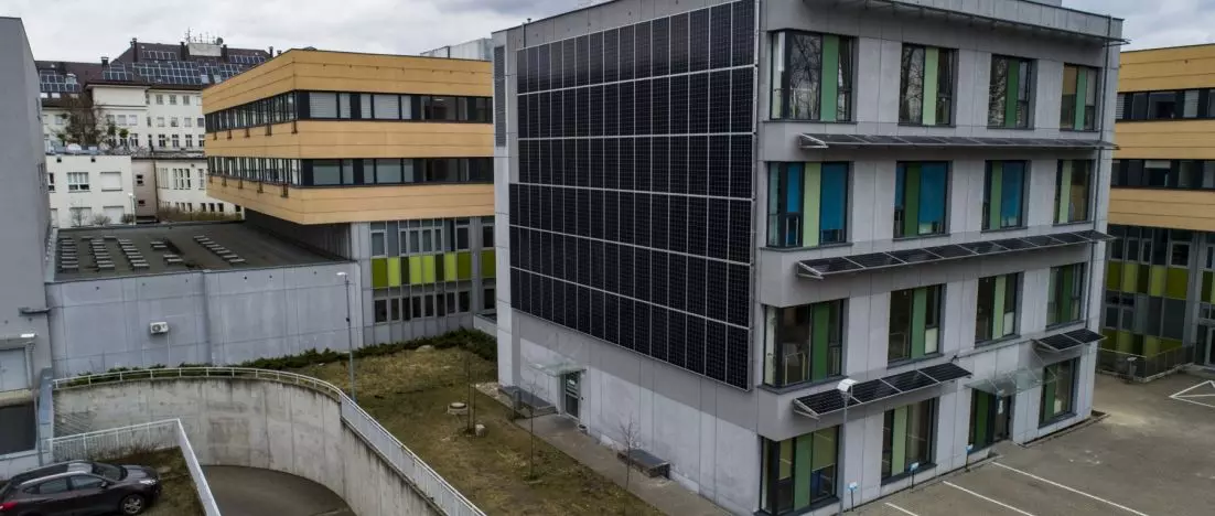 Nowoczesne fasady solarne – fotowoltaika zintegrowana z budynkiem