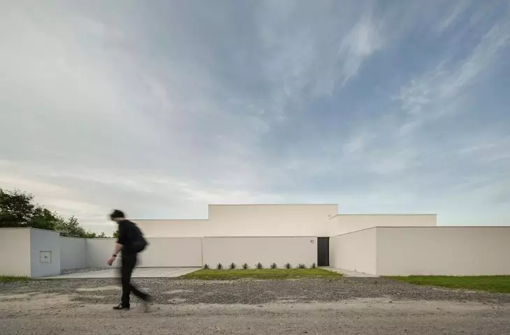 Tranquility and geometry. One-story house of the 081 architects project