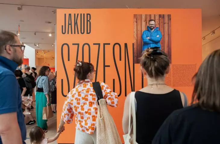Humor, design and people. An exhibition by Jakub Szczęsny at the Gdynia City Museum