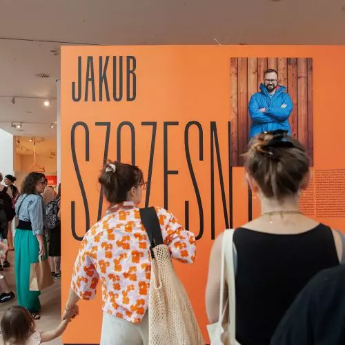 Humor, design and people. An exhibition by Jakub Szczęsny at the Gdynia City Museum