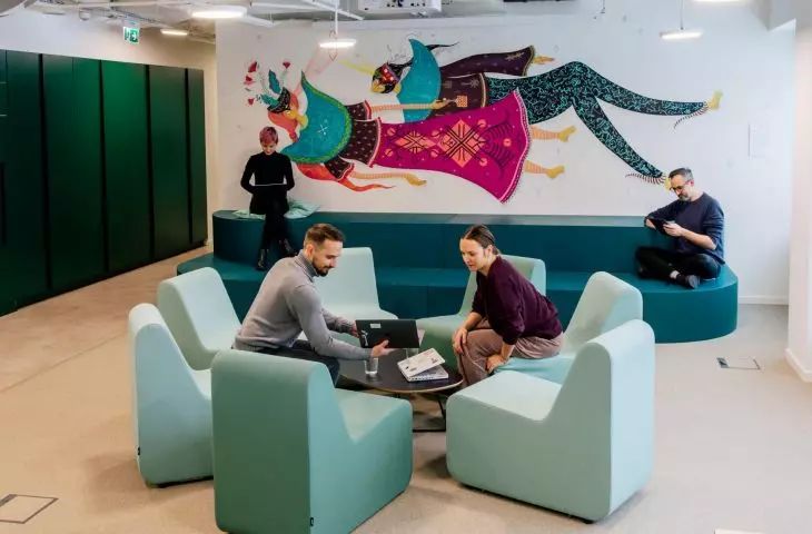 Biuro stworzone do pracy hybrydowej. Wnętrza na krakowskim Zabłociu projektu Stellar Studio