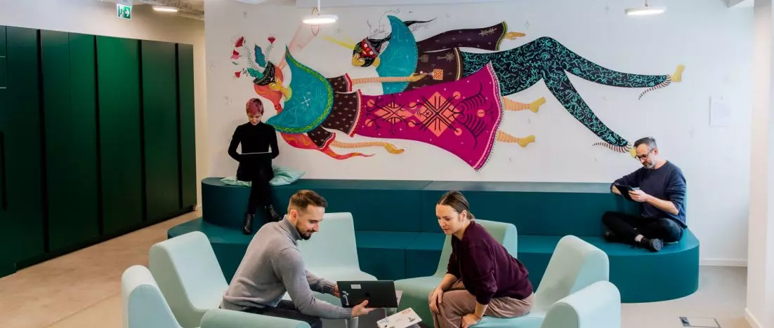 Biuro stworzone do pracy hybrydowej. Wnętrza na krakowskim Zabłociu projektu Stellar Studio