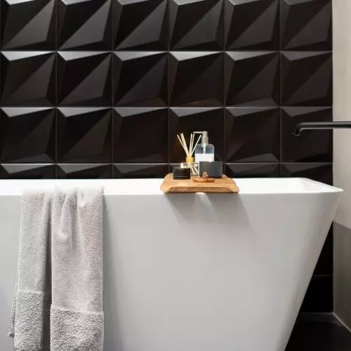 Korten and three-dimensional tiles. Raw bathroom design