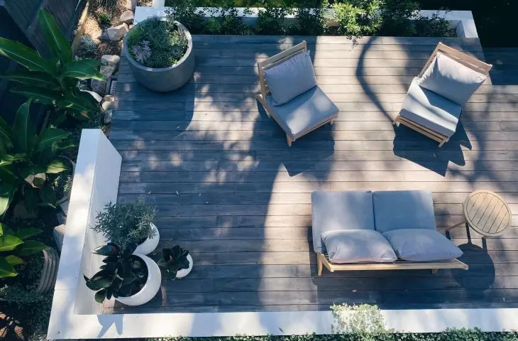 Nowe trendy w projektowaniu tarasów i patio: Tworzenie idealnego miejsca na relaks w letnich miesiącach