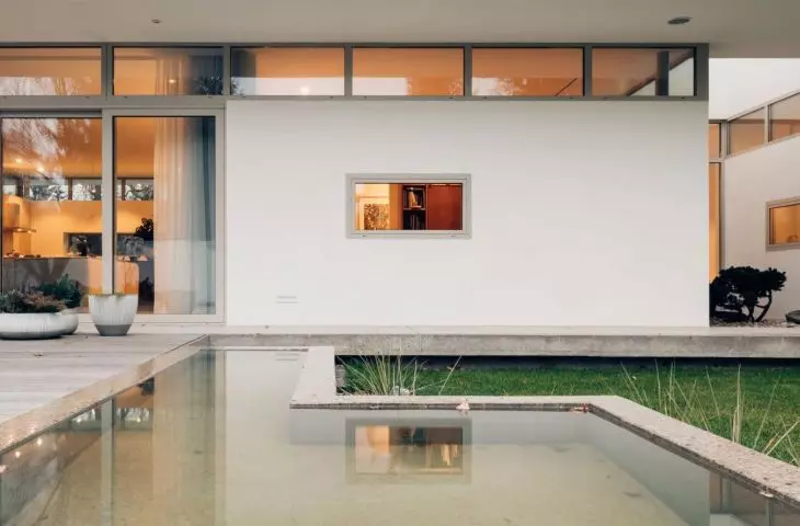 „Lekki pawilon do mieszkania”. Parterowy dom projektu MFRMGR Architekci
