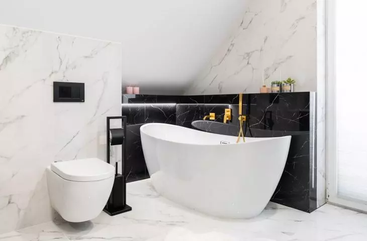 Bathroom in two shades of marble