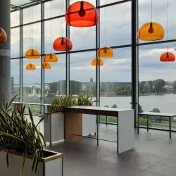 CH Malta w Poznaniu — opustoszały food court z widokiem na jezioro Malta i panoramę miasta z katedrą