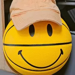 jedne z ikon współczesnego dizajnu: „Smiley Basketball” — dizajn ma wiele twarzy, w tym przypadku uśmiechniętych