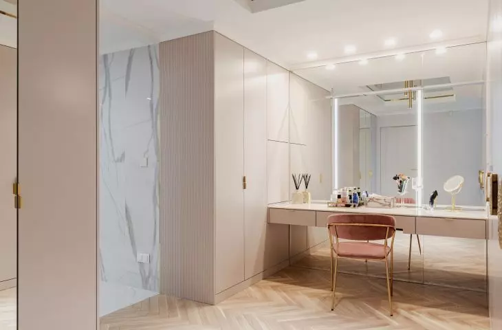 Dressing room and bathroom in glamour style
