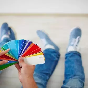 Dobieranie kolorów farb do pomieszczeń jest kluczowe, aby poczuć się dobrze we własnym domu. Na rynku dostępne są różne rodzaje farb, dzięki czemu można je dopasować do swoich oczekiwań