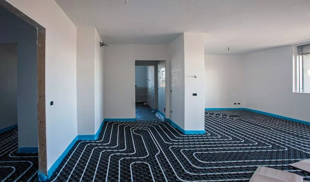 Surface heating is being chosen more and more, especially for new buildings. It provides even heat distribution, savings and can be combined with other environmentally friendly solutions such as heat pumps