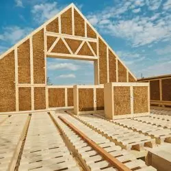 Dom budowany w technologii modułowej z elementów o konstrukcji drewnianej, a wypełnieniu z mocno sprasowanej słomy (straw-bale)
