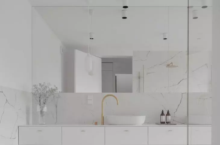 Cała na biało — aranżacja łazienki