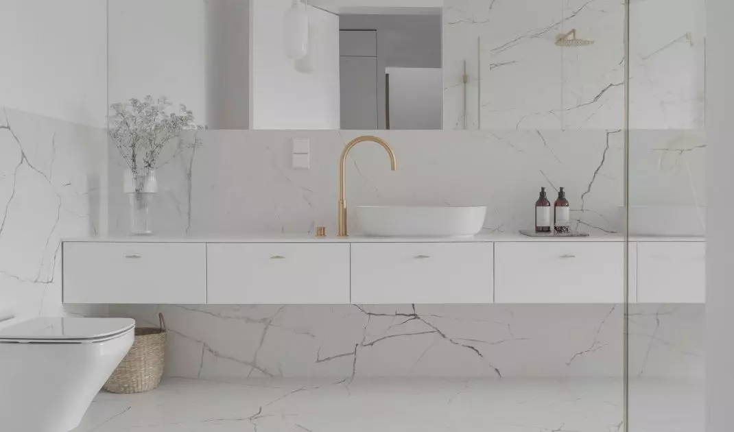 Bathroom in white