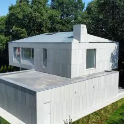 Szare dachy solarne na awangardowym osiedlu Monolit w Straszynie, k. Gdańska