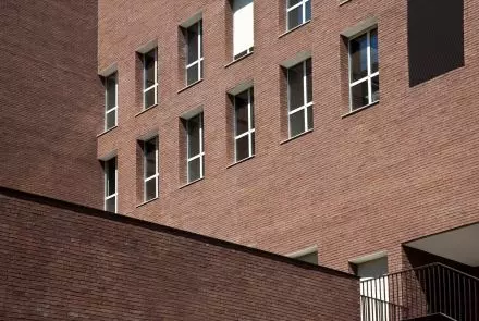 Elewacja z płytek i cegieł Java
