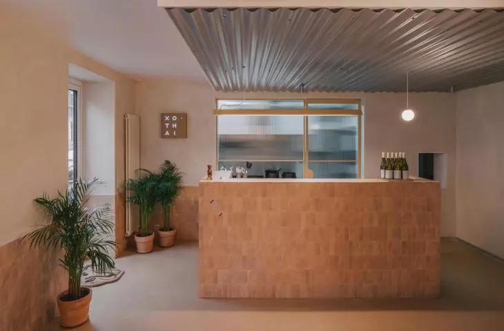 Spokój, minimalizm i prostota. Wnętrze tajskiej restauracji projektu em²