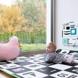 Bezpieczne okna w pokoju dziecka