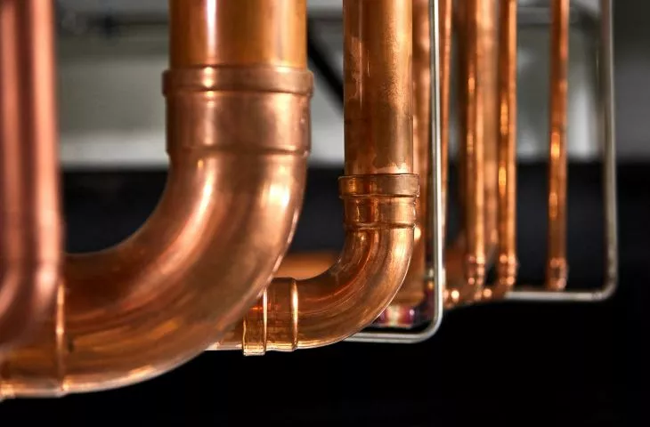 Instalacje w halach produkcyjnych wymagają zastosowania różnorodnych materiałów