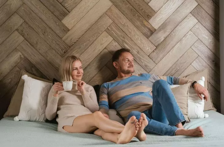 Jak wygląda sypialnia Edyty i Cezarego Pazurów? Wnętrze jest wypełnione drewnem