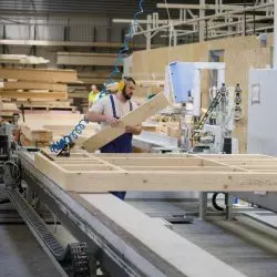 „fabryka domów” — tak wygląda produkcja modułów o konstrukcji drewnianej w Unihouse