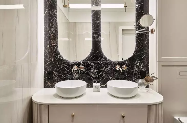 Contrasting marble combinations in a bathroom