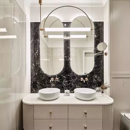 Kontrastowe zestawienia marmuru w projekcie łazienki
