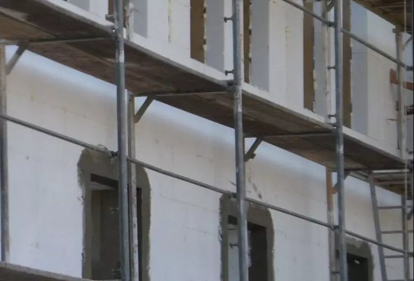 Ocieplanie budynków styropianem jest jedną z podstawowych technik izolacyjnych. Na rynku budowlanym można znaleźć wiele różnych rodzajów tego materiału